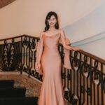 Rosita Kwok Instagram – Think good throughts and good will find you🤎 

International Women’s Day🩷

Hair @reallllll 
Makeup @renee_316 
Rings & Earrings @apmmonaco @apmgirls_hk @apmgirls 
Gown @macheriebridalhk 
📸 @raymond.a7c