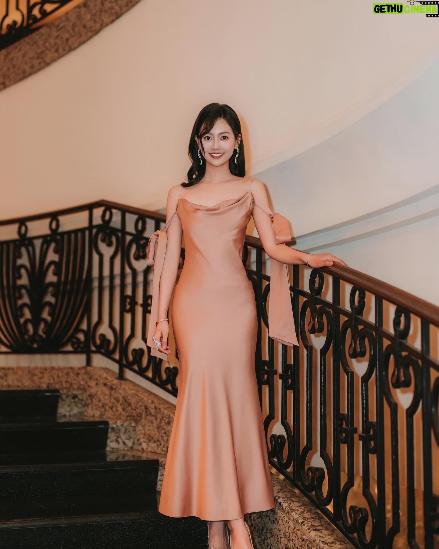 Rosita Kwok Instagram - Think good throughts and good will find you🤎 International Women's Day🩷 Hair @reallllll Makeup @renee_316 Rings & Earrings @apmmonaco @apmgirls_hk @apmgirls Gown @macheriebridalhk 📸 @raymond.a7c