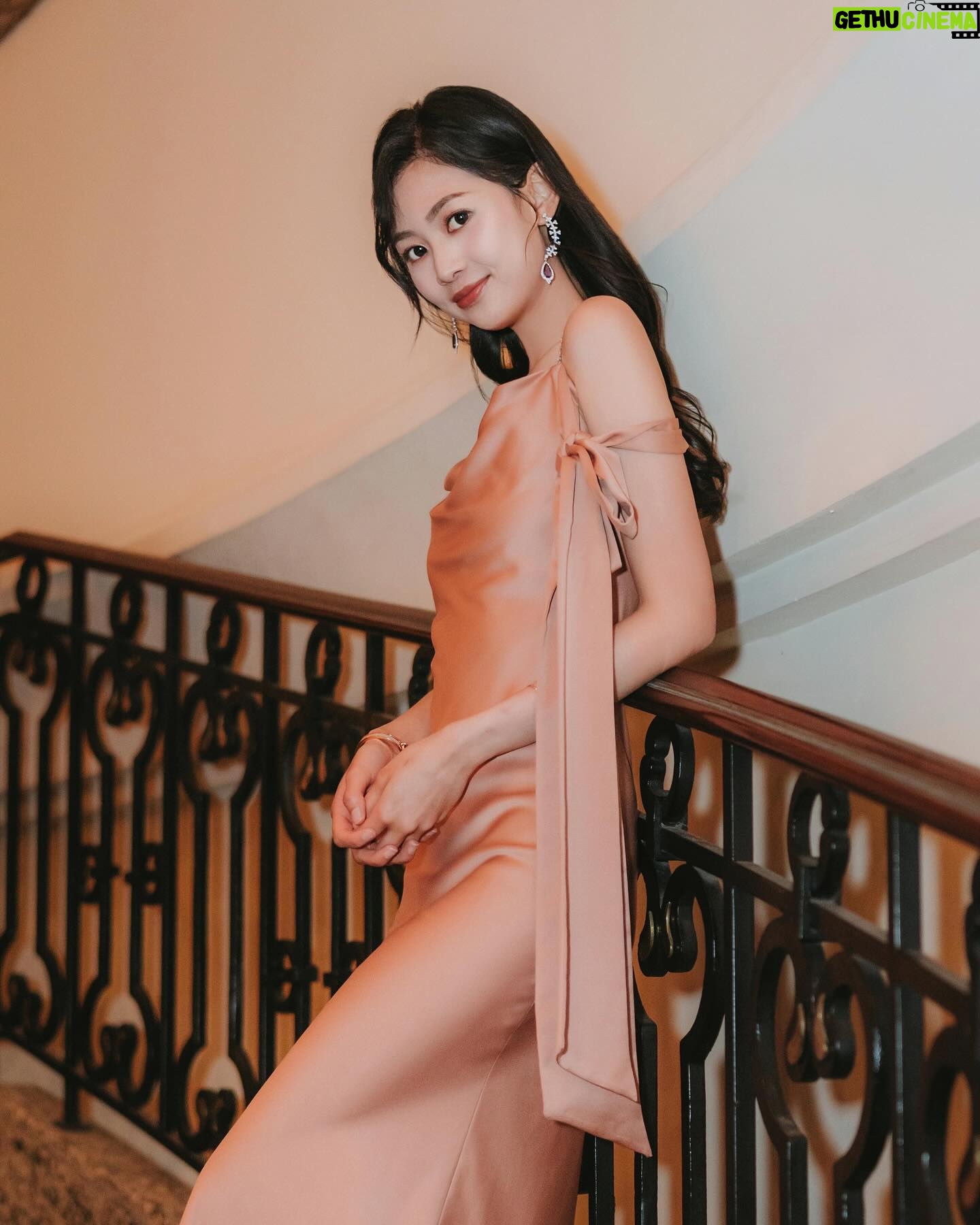 Rosita Kwok Instagram - Think good throughts and good will find you🤎 International Women's Day🩷 Hair @reallllll Makeup @renee_316 Rings & Earrings @apmmonaco @apmgirls_hk @apmgirls Gown @macheriebridalhk 📸 @raymond.a7c