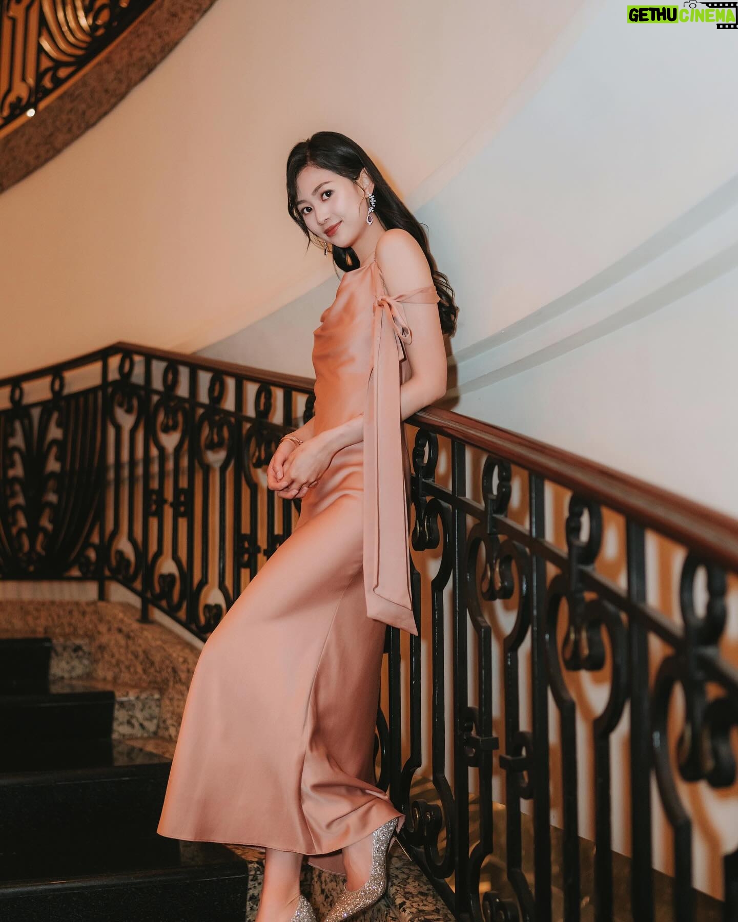 Rosita Kwok Instagram - Think good throughts and good will find you🤎 International Women's Day🩷 Hair @reallllll Makeup @renee_316 Rings & Earrings @apmmonaco @apmgirls_hk @apmgirls Gown @macheriebridalhk 📸 @raymond.a7c