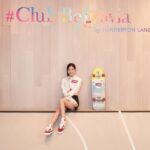 Rosita Kwok Instagram – 完全估唔到依家連 會所都有室內滑板場🥰

好記得嗰陣時每一次都因為落雨嘅關係，練習唔到踩滑板同埋每次喺海濱踩都好驚影響到其他人 😭😭 依家想幾時踩都得 💗🩷 yeah 😆 終於合體 我同小板🙈

#belgraviaplace #hendersonlandhome