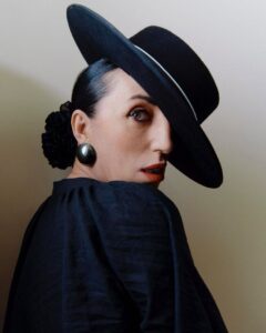 Rossy de Palma Instagram - Merci @lesinrocks 🎬 @maudtnd 1995 MonToutPremier @festivaldecannes 🖤 2000 MaToutePremiere #MonteDesMarches avec une robe signé par moi même au bras de Mon Cher @josegarciaoff #cannesfilmfestival #lesinrocks #rossydepalma #yeswecannes #vivelecinema #lavieenrossy #festivaldecannes