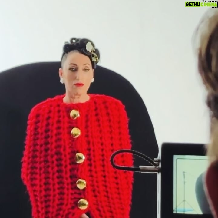 Rossy de Palma Instagram - Love @loewe RedCocoonCape by @jonathan.anderson & @andresgallardofficial CeramicFlowerJewelry together 🌹styled by @gabriella.norberg x @tarekmawad shooting for @hube.magazine by @ayafujitamakeup & @hikageyumiko thanks my Dears @safemgmt #rossydepalmapics