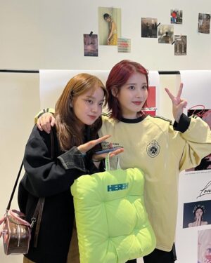 Rothy Instagram - _

나의 어릴 적 우상 그리고 지금 또한..
선배님을 보며 가수를 꿈꾸고 이루고 처음 영접한 날
나의 벅차올라 감당할 수 없는 이 감정을
맘속 어딘가 꾹 눌러 담고 잊지 않을 거다 

비록 긴장해서 지금까지 양쪽 볼과 어금니가 시리고 
표정도 우스꽝스럽지만 난 오늘도 잊고 있던 꿈이 생겼다.

저의 어릴 적과 지금이, 
그리고 앞으로가 되어주셔서 감사합니다.