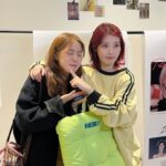 Rothy Instagram - _ 나의 어릴 적 우상 그리고 지금 또한.. 선배님을 보며 가수를 꿈꾸고 이루고 처음 영접한 날 나의 벅차올라 감당할 수 없는 이 감정을 맘속 어딘가 꾹 눌러 담고 잊지 않을 거다 비록 긴장해서 지금까지 양쪽 볼과 어금니가 시리고 표정도 우스꽝스럽지만 난 오늘도 잊고 있던 꿈이 생겼다. 저의 어릴 적과 지금이, 그리고 앞으로가 되어주셔서 감사합니다.