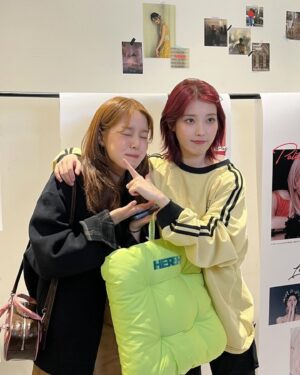 Rothy Instagram - _

나의 어릴 적 우상 그리고 지금 또한..
선배님을 보며 가수를 꿈꾸고 이루고 처음 영접한 날
나의 벅차올라 감당할 수 없는 이 감정을
맘속 어딘가 꾹 눌러 담고 잊지 않을 거다 

비록 긴장해서 지금까지 양쪽 볼과 어금니가 시리고 
표정도 우스꽝스럽지만 난 오늘도 잊고 있던 꿈이 생겼다.

저의 어릴 적과 지금이, 
그리고 앞으로가 되어주셔서 감사합니다.
