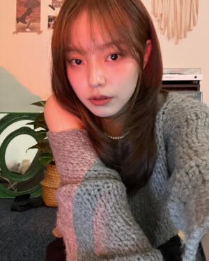 Rothy Instagram - 어제만 앞머리 내려본 기념으루✨💙

이마 근지러워서 다시 넘김.
쌤 감쟘댜 @aluu_eunseong