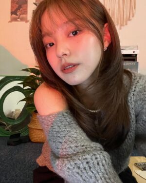 Rothy Instagram - 어제만 앞머리 내려본 기념으루✨💙

이마 근지러워서 다시 넘김.
쌤 감쟘댜 @aluu_eunseong