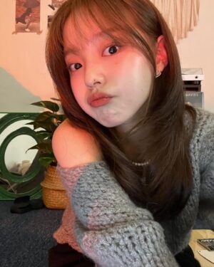 Rothy Instagram - 어제만 앞머리 내려본 기념으루✨💙

이마 근지러워서 다시 넘김.
쌤 감쟘댜 @aluu_eunseong
