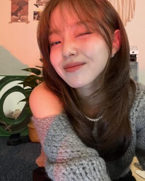 Rothy Instagram - 어제만 앞머리 내려본 기념으루✨💙

이마 근지러워서 다시 넘김.
쌤 감쟘댜 @aluu_eunseong