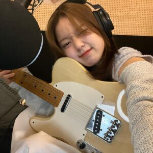 Rothy Instagram - 예뻐. 내 기타.