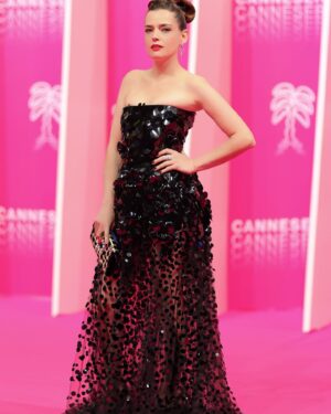 Roxane Mesquida Instagram - I felt like a princess wearing @maisonvalentino #bag & #shoes @rogervivier @gherardofelloni #jewelry @courbetofficial  special thank you to the amazing team behind it #makeup @lauriefeligioni_mua #hair @mariocoiff #stylist @ilya.vanzato @tedcerou ❤️ @canneseries 📸 @terencebaelen