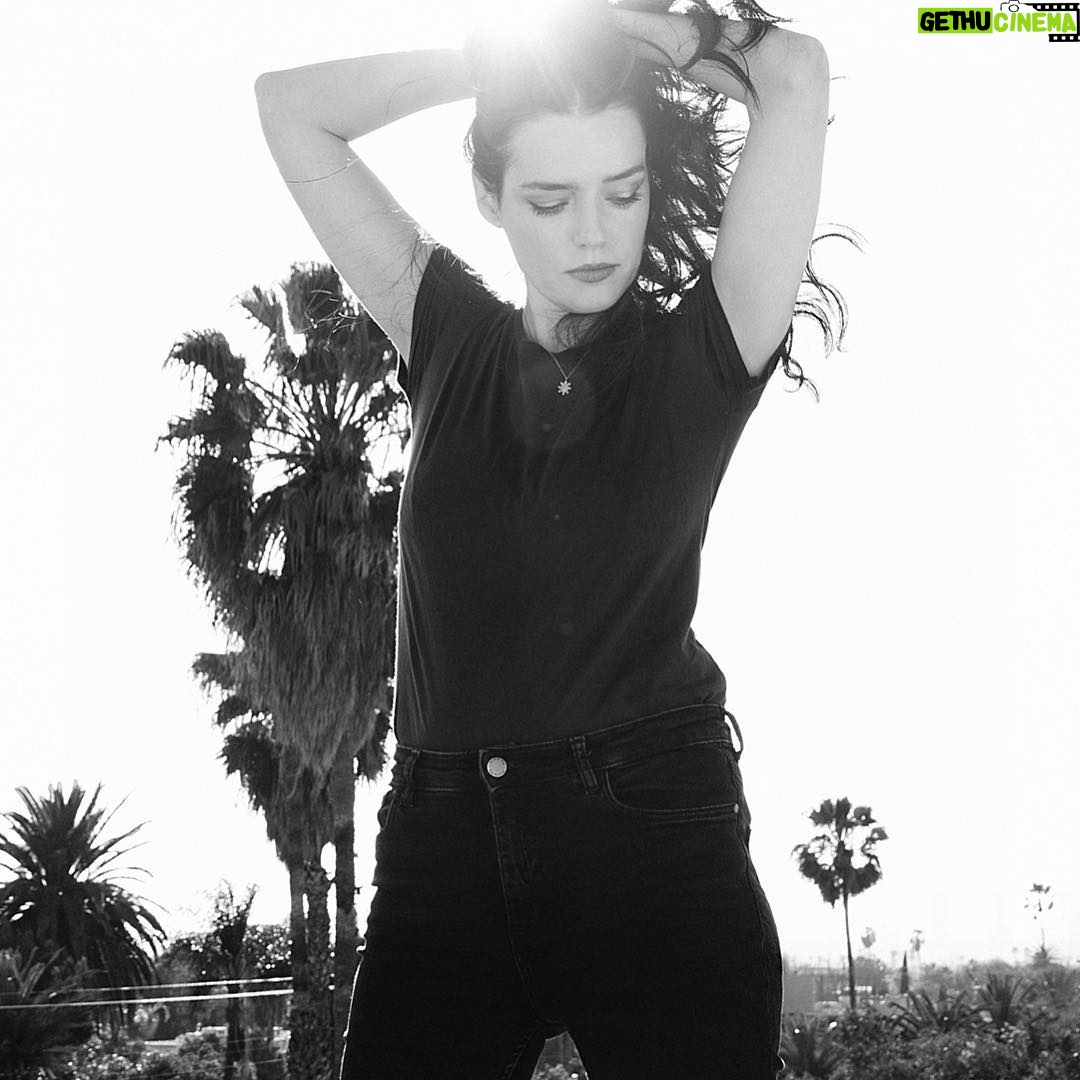 Roxane Mesquida - 3K Likes - Check out my interview in @issue_mag for @nowapocalypse on @starz 📸@jwdikkers 💄@kirinstagram #hair @claytonhawkins thank you @annickopp 🙏❤️