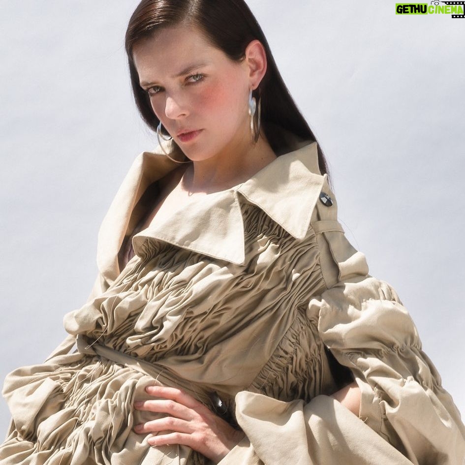 Roxane Mesquida - 4.3K Likes - Check out my interview in @theseptemberissues 👽 @nowapocalypse
interview @theasass
photography @bethany.vargas
art direction digital art @late_night_online_shopping
styling @chloeandchenelle
makeup @cedricjolivet
hair @laurenpalmersmith
Jacket @maisonthefaux
Earnings @anniecostellobrown