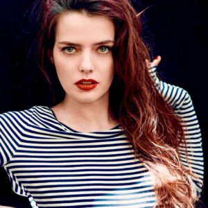 Roxane Mesquida Instagram - Oui je suis à nouveau Parisienne... 🚬🍷 The only 2 emojis to represent Paris are a cigarette and a glass of red wine... I don’t smoke or drink! I want an Eiffel Tower emoji!!! 🙄 #paris #sofrench  Picture by #ericguillemain #makeup @lauramercier by @sabrinabmakeup #hairstylist @giocampora #stylist @amarsana_style @2bmanagement
