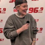 Roxane Bruneau Instagram – 🫶 On a posé VOS questions à @roxanebruneau !!! …et une question de @kimrusk … 🫣👀 

#roxanebruneau #live #question #entrevue #radio #ckoi