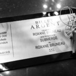Roxane Bruneau Instagram - 25 000 billets vendu pour la tournée Submergé. Je suis sans mots, la légende @mariopelchat lui même est venue me surprendre avec un billet d’argent lors de mon show d’hier! C’est toujours l’artiste qui reçoit les prix et les mentions d’honneur. Mais la véritée c’est que sans ma team il n’y aurait par de spectacle. Chaque personne a un rôle à jouer et y’a pas un rôle plus important qu’un autre. En plus j’ai d’la chance, j’me suis entouré des meilleurs 💙 Entouré des meilleurs le mot est faible pour décrire mon public! Vous êtes au rendez-vous, soir après soir, vous me faites confiance et ça me touche tellement! Dans le climat actuel ou tout coûte de plus en plus cher vous me faites l’honneur d’acheter des billets pour venir voir mon spectacle, merci et promis je ne vous décevrez pas 🫡❤️ 📸 @la_ptite_photographe