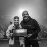 Roxane Bruneau Instagram – 25 000 billets vendu pour la tournée Submergé.

Je suis sans mots, la légende @mariopelchat lui même est venue me surprendre avec un billet d’argent lors de mon show d’hier! 

C’est toujours l’artiste qui reçoit les prix et les mentions d’honneur. Mais la véritée c’est que sans ma team il n’y aurait par de spectacle. Chaque personne a un rôle à jouer et y’a pas un rôle plus important qu’un autre. En plus j’ai d’la chance, j’me suis entouré des meilleurs 💙

Entouré des meilleurs le mot est faible pour décrire mon public! Vous êtes au rendez-vous, soir après soir, vous me faites confiance et ça me touche tellement! Dans le climat actuel ou tout coûte de plus en plus cher vous me faites l’honneur d’acheter des billets pour venir voir mon spectacle, merci et promis je ne vous décevrez pas 🫡❤️

📸 @la_ptite_photographe
