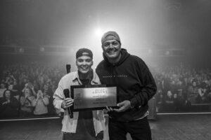 Roxane Bruneau Instagram - 25 000 billets vendu pour la tournée Submergé.

Je suis sans mots, la légende @mariopelchat lui même est venue me surprendre avec un billet d’argent lors de mon show d’hier! 

C’est toujours l’artiste qui reçoit les prix et les mentions d’honneur. Mais la véritée c’est que sans ma team il n’y aurait par de spectacle. Chaque personne a un rôle à jouer et y’a pas un rôle plus important qu’un autre. En plus j’ai d’la chance, j’me suis entouré des meilleurs 💙

Entouré des meilleurs le mot est faible pour décrire mon public! Vous êtes au rendez-vous, soir après soir, vous me faites confiance et ça me touche tellement! Dans le climat actuel ou tout coûte de plus en plus cher vous me faites l’honneur d’acheter des billets pour venir voir mon spectacle, merci et promis je ne vous décevrez pas 🫡❤️

📸 @la_ptite_photographe