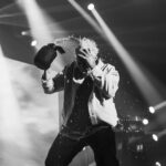 Roxane Bruneau Instagram – 25 000 billets vendu pour la tournée Submergé.

Je suis sans mots, la légende @mariopelchat lui même est venue me surprendre avec un billet d’argent lors de mon show d’hier! 

C’est toujours l’artiste qui reçoit les prix et les mentions d’honneur. Mais la véritée c’est que sans ma team il n’y aurait par de spectacle. Chaque personne a un rôle à jouer et y’a pas un rôle plus important qu’un autre. En plus j’ai d’la chance, j’me suis entouré des meilleurs 💙

Entouré des meilleurs le mot est faible pour décrire mon public! Vous êtes au rendez-vous, soir après soir, vous me faites confiance et ça me touche tellement! Dans le climat actuel ou tout coûte de plus en plus cher vous me faites l’honneur d’acheter des billets pour venir voir mon spectacle, merci et promis je ne vous décevrez pas 🫡❤️

📸 @la_ptite_photographe