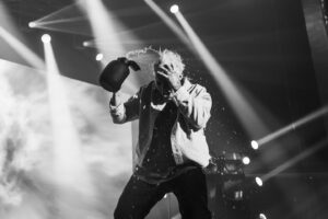 Roxane Bruneau Instagram - 25 000 billets vendu pour la tournée Submergé.

Je suis sans mots, la légende @mariopelchat lui même est venue me surprendre avec un billet d’argent lors de mon show d’hier! 

C’est toujours l’artiste qui reçoit les prix et les mentions d’honneur. Mais la véritée c’est que sans ma team il n’y aurait par de spectacle. Chaque personne a un rôle à jouer et y’a pas un rôle plus important qu’un autre. En plus j’ai d’la chance, j’me suis entouré des meilleurs 💙

Entouré des meilleurs le mot est faible pour décrire mon public! Vous êtes au rendez-vous, soir après soir, vous me faites confiance et ça me touche tellement! Dans le climat actuel ou tout coûte de plus en plus cher vous me faites l’honneur d’acheter des billets pour venir voir mon spectacle, merci et promis je ne vous décevrez pas 🫡❤️

📸 @la_ptite_photographe