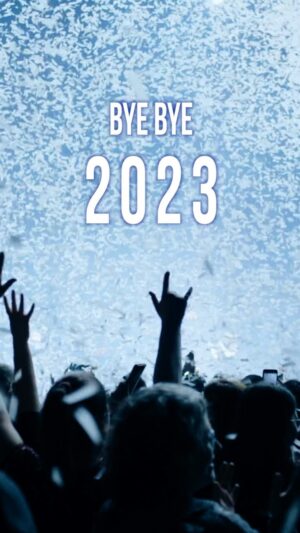 Roxane Bruneau Instagram - Bye bye 2023, j’t’attends avec impatience 2024 💥

J’suis sincèrement reconnaissante de tout ce que vous m’avez fait vivre cette année. C’est allé vite, très vite. La preuve, en faisant le montage de cette vidéo je revis des moments que je n’avais pas pris le temps d’apprécier à leur juste valeur !

Et je réalise en écrivant ces quelques lignes que je me suis traitée comme on traite une machine. Je n’ai pas été douce avec moi sous prétexte que « ma machine allait mieux, ma machine était réparée ». Et c’est vrai que je vais mieux! J’ai pris le dessus sur mon anxiété, c’est moi qui gère maintenant! J’ai donc poussé mes limites pour me prouver que j’étais capable de tout. 
Résultat : J’suis montée très haut et j’ai coulé très bas. C’est pour ça que cette année, je me souhaite de l’équilibre!

Merci de me permettre ça, c’est vraiment la chose dont je suis la plus reconnaissante, votre confiance. Vous êtes plus doux avec moi que je ne le serai jamais envers moi-même.

Je sais qu’à trop les répéter, les mots finissent par perdre de la valeur, mais je n’ai pas envie d’arrêter de vous dire merci, et au final, les mots ont l’importance qu’on leur donne.

Alors je le redis encore, merci, c’est grâce à vous si moi j’existe

#teambruneau #brunoz #recap2023 #2023