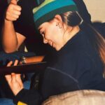 Roxane Bruneau Instagram – Si je pouvais revenir dans l’temps, j’te serrerais dans mes bras, même si j’suis la mieux placée pour savoir que t’as jamais trippé la dessus les câlins. J’te dirais que tout va bien aller et que c’était la bonne chose à faire de shoker le soccer pour des cours de guitare. J’le sais que tu trouves ça tough les accords barrés mais c’est pas grave! Avec ta tête de cochon, tu vas finir par les connaître par coeur. Je sais pas si j’te parlerais de tout c’que tu vas accomplir dans l’futur, j’aurais trop peur que la tête gonfle. J’te laisserais vivre exactement tout c’que t’as à vivre parce que c’est pour ça qu’on est la aujourd’hui❤️ 

Ps: j’t’aurais probablement parlé d’ta tuque… Est laide ta tuque… Enlève la tuque. 

Mais ce que j’aime chez toi, c’est qu’tu l’aurais gardé ta tuque ❤️

Bye bébé Rox, je t’aime ❤️