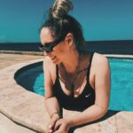 Roxane Bruneau Instagram – Avez-vous déjà vue une sirène dans un spa? … Moi oui 🧜‍♀️🖤