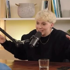 Roxane Bruneau Instagram - Je suis allé sur le podcast « Ouvre ton jeu » de @mcbarrette et laisse-moi vous dire que c’est comme une thérapie 🧚🏻‍♂️ J’ai adoré mon expérience! 

Le podcast est dispo sur youtube ❤️