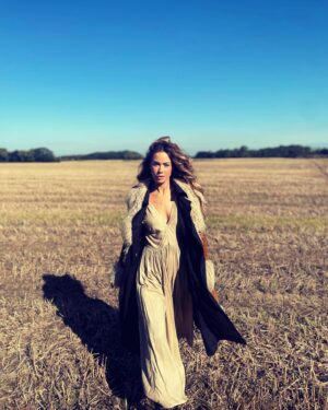 Roxanne McKee Instagram - Lucy, good or bad? 👁️👁️
*
*
#vintage #wild #curlscurlscurls