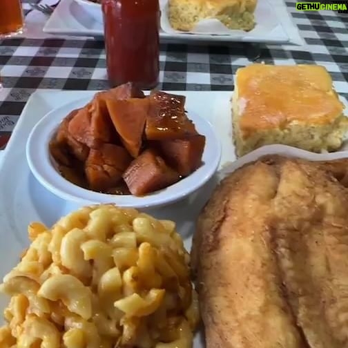 Roxanne Shanté Instagram - Great food great music @soulfood_factory #plzbelieveit and Have A Nice Day
