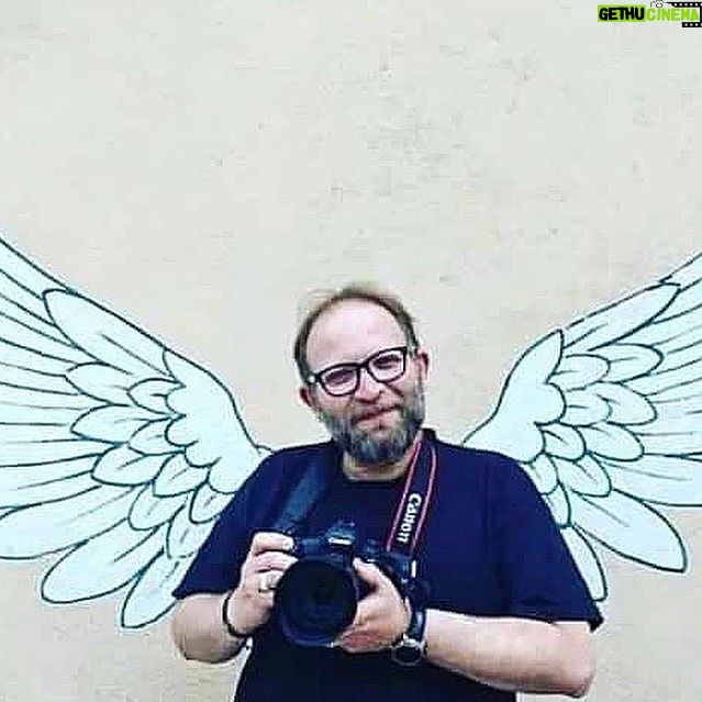 Roya Teymourian Instagram - بابک جان برای همه خاطرات خوش به جا گذاشتی. آرام و مهربان بودی. روحت شاد عزیز. یادت با ماست. . تسلیت به خانوادهی داغدار برزویه. 🖤