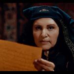 Roya Teymourian Instagram - 🌟 زن همیشه در صورت تاریخ غایب است. سیرت تاریخ اما در طول قرن‌ها آوردگاه زنانی بوده که پنهان از چشم مورخین بر زمان و زمانه‌ی خویش تاثیراتی شگرف گذاشته‌اند؛ و خب آنجا که پای حقیقت در میان باشد کنیز هم که باشی تکه‌ای از تاریخی! . 💥 سریال جیران روایت زندگی زنانی‌ست که لا به لای خطوط نوشته و نانوشته‌ی تاریخ و دوشادوش مردانی قدرتمند برای تغییر سرنوشت محتوم خویش جنگیده‌اند.‌ ‌. زنان قصه آمیزه‌ای خیال‌انگیزند از قدرت، صلابت، ظرافت، ترس‌ و تردیدهای زنانه و مهم‌تر از تمام این‌ها عشق؛ عشقی که در جای جای قصه از کوچه‌باغ‌های شمیران تا تالارهای کاخ گلستان و در بطن تمام حوادث جاری و ساری است. ‌. ✨ این حکایات پر فراز و نشیب عاشقانه را از یکشنبه ۲۴ بهمن می‌توانید در فیلیمو تماشا کنید. . ‏@filimocom ‏@jeyranseries_official
