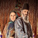 Roya Teymourian Instagram – .
سیاست میرزا آقاخان نوری و تجارت کفایت بانو ❤️
‌.
#عاشقانه جیران روایتگر داستان عشق ناصرالدین شاه به جیران و خرده روایت های دربار اوست.
.
روایت هشتم از این سریال دیدنی و جذاب همین حالا قابل تماشاست.
.
#جیران را هر جمعه، به‌صورت اختصاصی در #فیلیمو تماشا کنید.
.
کارگردان: حسن فتحی
تهیه‌کننده: اسماعیل عفیفه
نویسندگان: احسان جوانمرد و حسن فتحی
.
@filimoshot
‏@jeyranseries_official