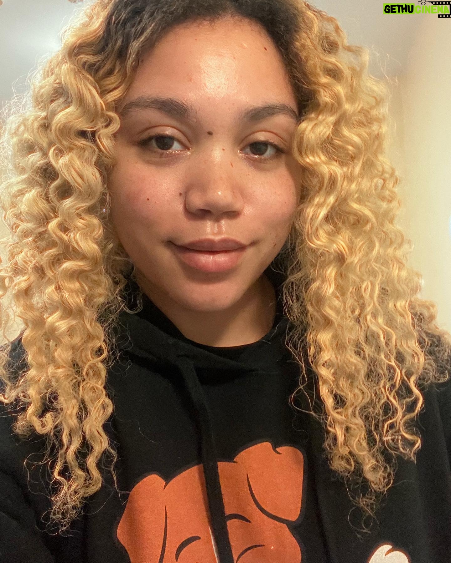 Ruby Barker - 1.9K Likes - Feeling pretty 👱♀️🎀 #mixedblondehair @cantubeauty
