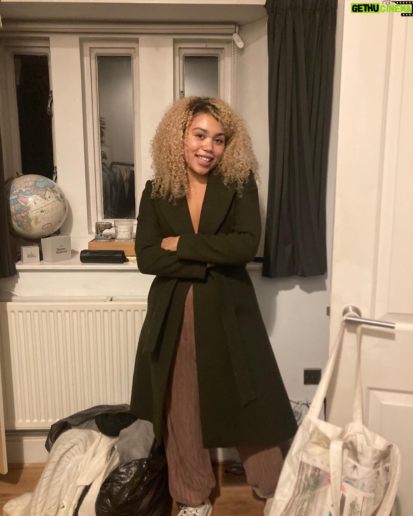 Ruby Barker - 2.4K Likes - Little sister appreciation post @alana_c3b love you bro 💜☝🏾🙏🏽