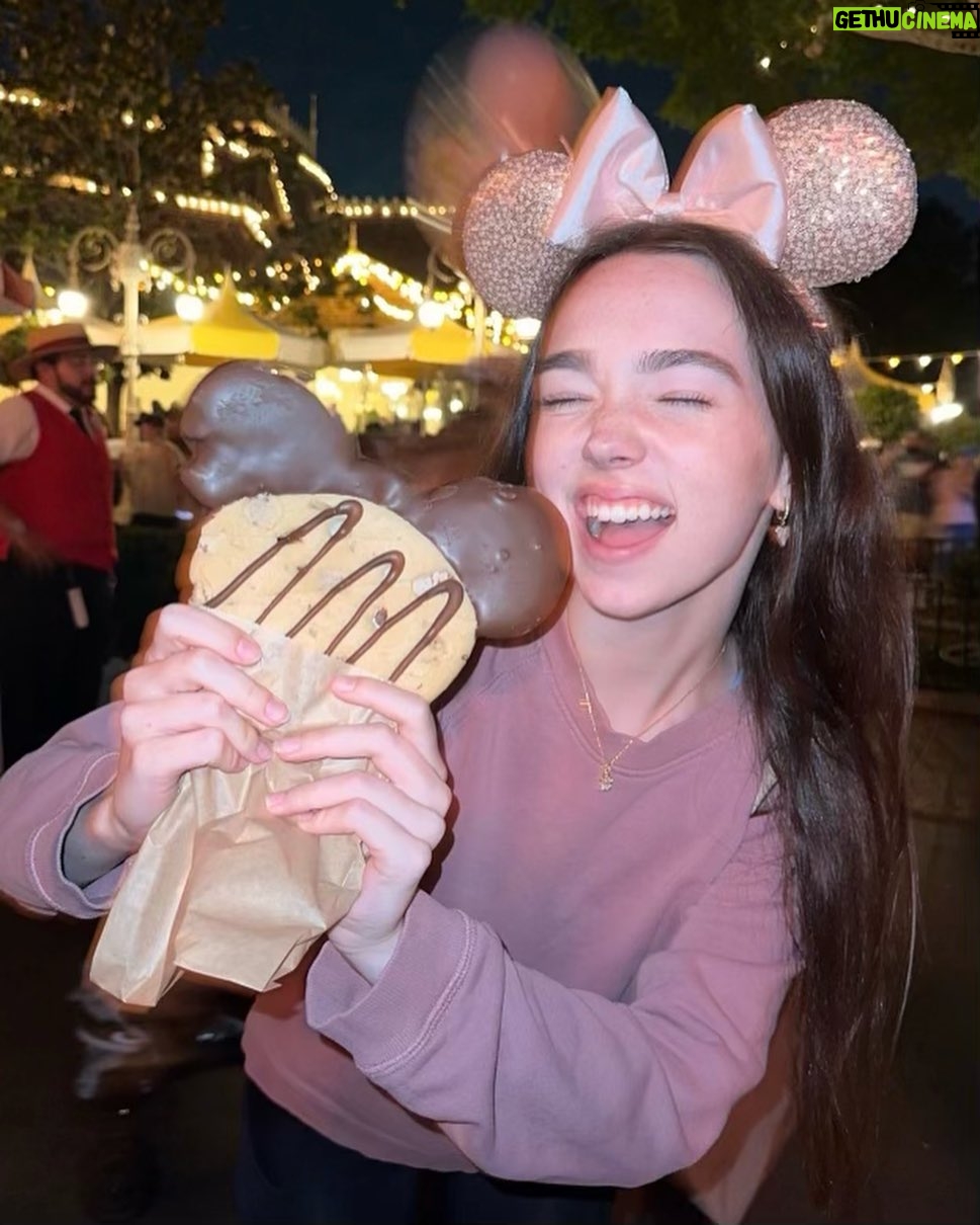 Ruby Jay - 15.5K Likes - Disney Day 👑
.
Absolutely love these girls ♥️