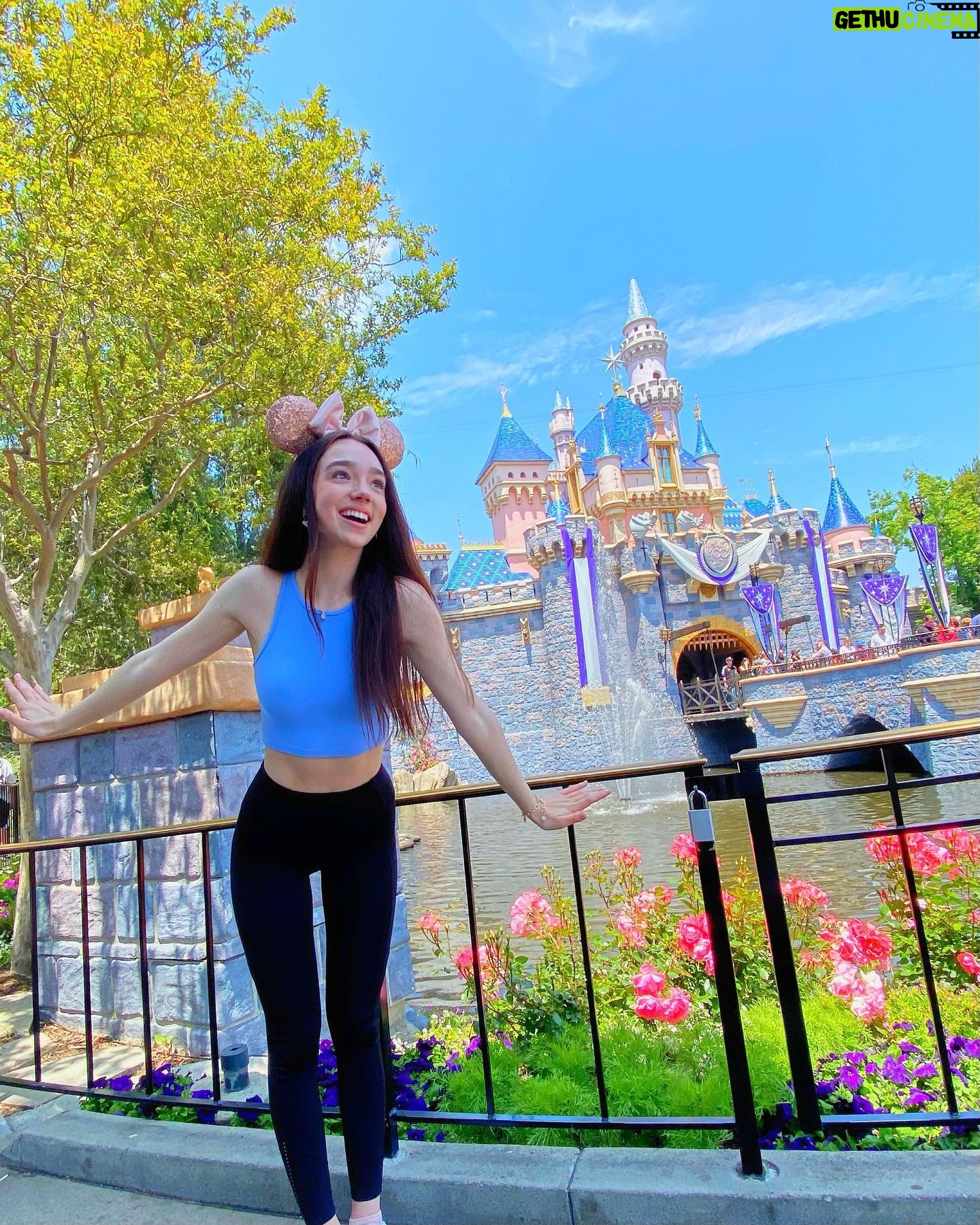 Ruby Jay - 15.5K Likes - Disney Day 👑
.
Absolutely love these girls ♥️