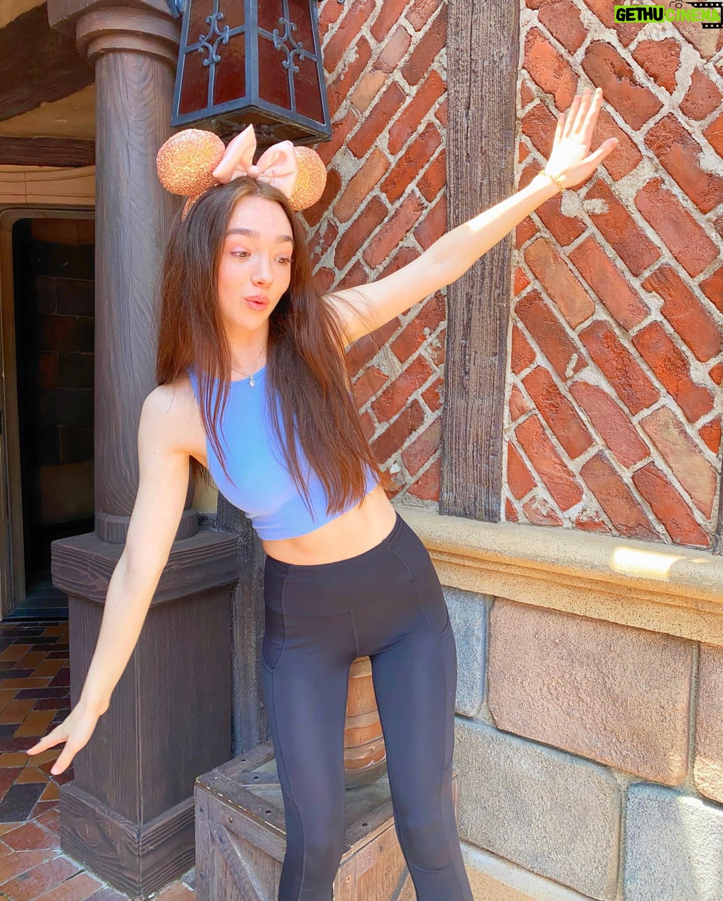 Ruby Jay - 15.5K Likes - Disney Day 👑
.
Absolutely love these girls ♥️