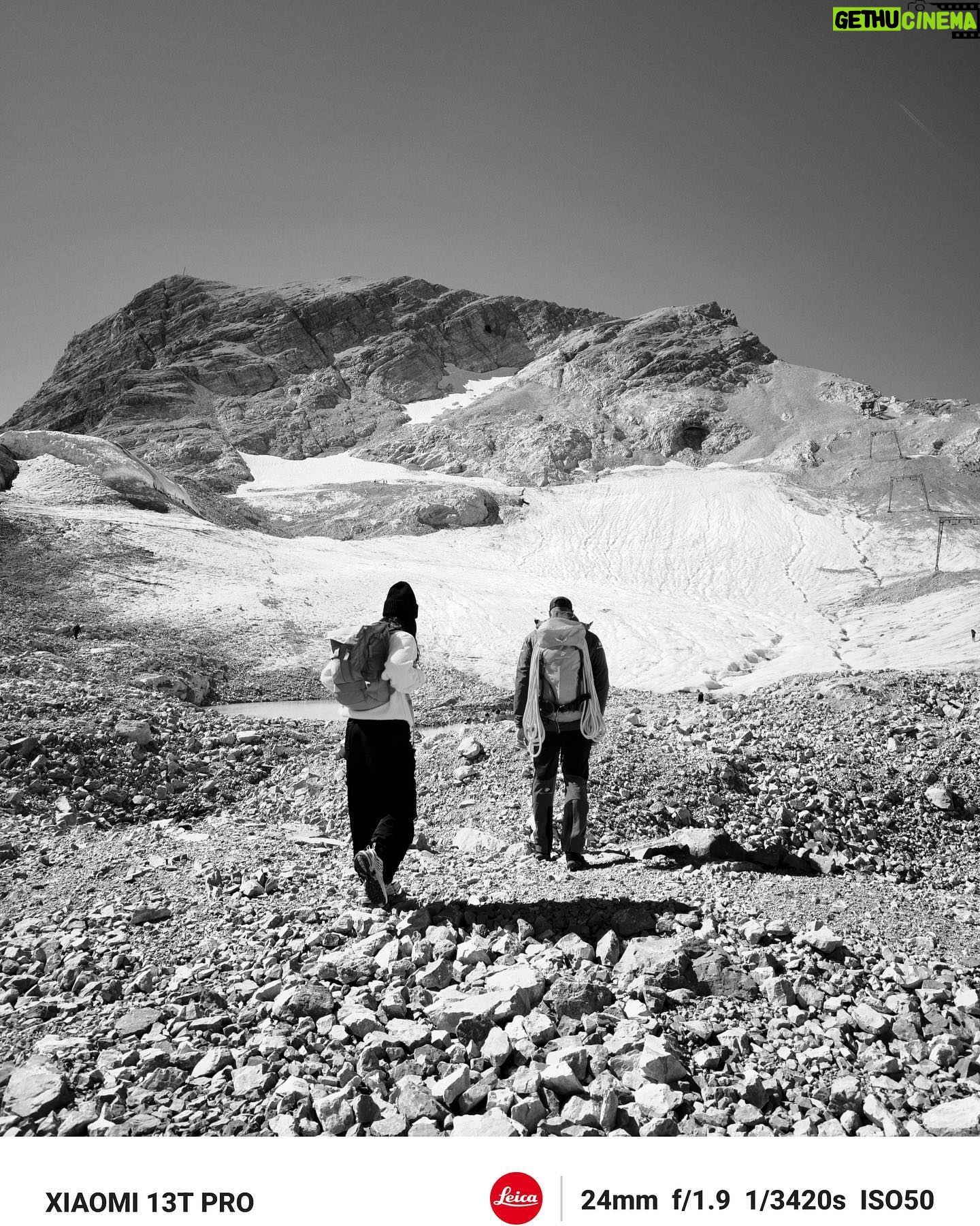 Ruby O. Fee Instagram - Anzeige Ich habe schon in vielen Ländern gelebt und egal wo wir waren, mein Vater und ich haben es geliebt, gemeinsam zu wandern. Deshalb haben die Berge bis heute eine enorme Anziehungskraft auf mich. Gemeinsam mit Xiaomi habe ich mir den Wunsch erfüllt, die Zugspitze zu erklimmen. Es war ein wahnsinniges Gefühl auf dem Gipfel zu stehen und den Alltag für ein paar Minuten im Tal zu lassen. #Xiaomi13TPro #LebeDeinenMoment #Leica #BucketList #mission #done @xiaomi.deutschland
