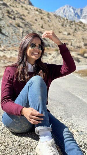Rucha Inamdar Instagram - Agar main Mussoorie ki kisi school me padhti.. toh shayad aise dikhti.. ☺️

Loved sporting this white shirt and the maroon sweater.. ❤️

#lovedthelook #lotd #instaworld #travel #ruchainamdar #raybanclassic #rayban #zara #hnm #levis #mountains