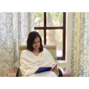 Rucha Inamdar Instagram - Ek badhiya afternoon nap ke baad.. some #metime #stillwakingup #chaitime #readyfor #evening #love #book #reading #takeiteasy #worklifebalance