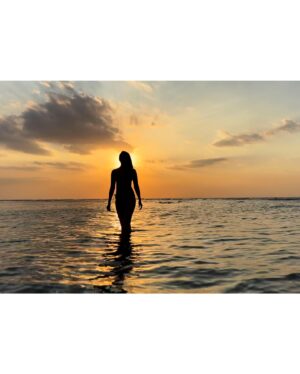 Rucha Inamdar Instagram - 🌊🌴☀️

#beautifulsunset #ruchainamdar #sea #sunset #ocean #bluewater #sunsetlovers #sunsetphotography #sunsetlover #beach #beachlife #beachlover #beachvibes