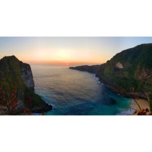 Rucha Inamdar Instagram - A beautiful evening spent on a beautiful island 🌊

#sunset #sea #nature #naturelover #gratitude #happy