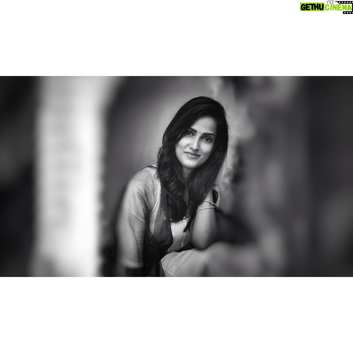 Rucha Inamdar - 3.2K Likes - Inn aankhon se vabasta
Afsaane hajaaro hain..
Inn aankho ki masti ke..
#blackandwhite #navratrispecial #ruchainamdar #portrait #indian #festival
