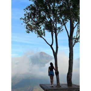 Rucha Inamdar Instagram - Me with Mount Agung..

#activevolcano #mountagung #bali #indonesia #lehangansweet #clouds #montain #bluesky #ruchainamdar
