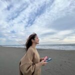 Ruka Matsuda Instagram - 仕事帰りに海へ行ったので写真を撮りました！ 砂が灰色だと「日本の海だ」って感じがして、私から観るととても新鮮🌊 富士山も見えて、富嶽三十六景〜って気持ちでした！