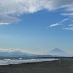Ruka Matsuda Instagram - 仕事帰りに海へ行ったので写真を撮りました！ 砂が灰色だと「日本の海だ」って感じがして、私から観るととても新鮮🌊 富士山も見えて、富嶽三十六景〜って気持ちでした！