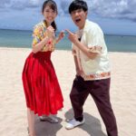 Ruka Matsuda Instagram - 遅くなってしまいました…！ NHK『ロコだけが知っている』ご覧いただいた皆様、ありがとうございました🌺 明日21日の午後2:05〜再放送の予定もありますので、見逃した方や、うちの地域じゃ放送なかったよ〜と言う方は是非そちらで楽しんで頂けると嬉しいです！ (見逃し配信もあります◎) 実はこのロケの時『だから私は推しました』の時のスタッフさんが居て、私がいるからって沖縄までサニサイT着て来て下さったのが嬉し過ぎた1日でした😂💕 めちゃめちゃ南国感満載の衣装、とても可愛かった🥹 Aloha shirt , skirt & necklace / @kahiko_hawaii sandal / @kanematsu_official . #ロコだけが知っている #沖縄そば