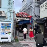 Ruka Matsuda Instagram - 遅くなってしまいました…！ NHK『ロコだけが知っている』ご覧いただいた皆様、ありがとうございました🌺 明日21日の午後2:05〜再放送の予定もありますので、見逃した方や、うちの地域じゃ放送なかったよ〜と言う方は是非そちらで楽しんで頂けると嬉しいです！ (見逃し配信もあります◎) 実はこのロケの時『だから私は推しました』の時のスタッフさんが居て、私がいるからって沖縄までサニサイT着て来て下さったのが嬉し過ぎた1日でした😂💕 めちゃめちゃ南国感満載の衣装、とても可愛かった🥹 Aloha shirt , skirt & necklace / @kahiko_hawaii sandal / @kanematsu_official . #ロコだけが知っている #沖縄そば